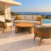 LİORA Teak Oturma Grubu, kırık beyaz minderler ve hardal kırlentlerle modern havuzlu terasta