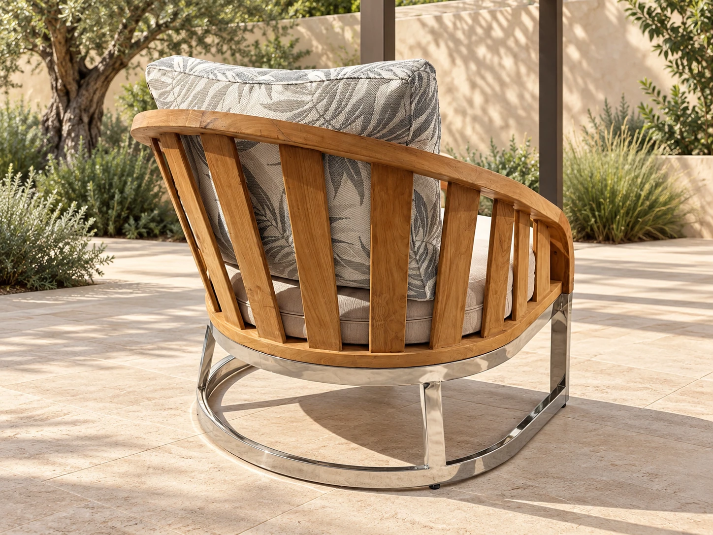 Maren tekli koltuğun kavisli çıtalı teak sırtı ve parlak metal taban detayı