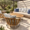 Maren Teak Oturma Grubu, kanepe, iki koltuk ve oval sehpayla modern villa avlusunda