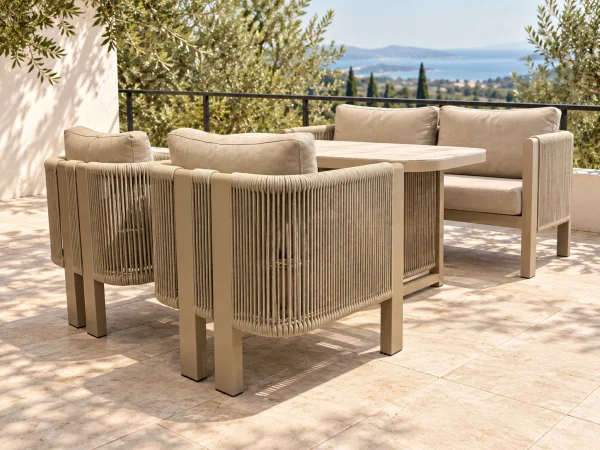 Mini Roma Balkon Takımı, orijinal sehpa ve gerçek takım yerleşimiyle balkon terasında